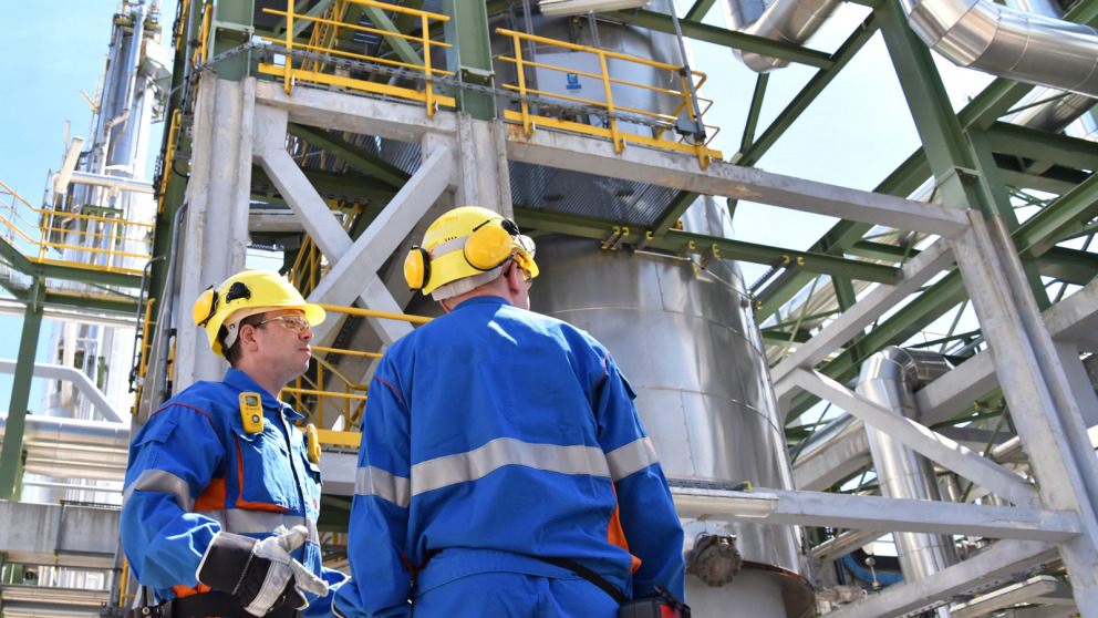 Carbon dioxide – a greenhouse gas emitted, for instance, in oil refineries – can be used as a raw material in industry.