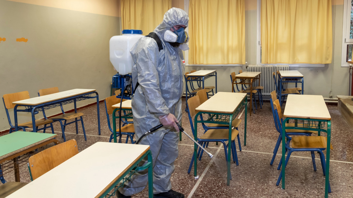 In Thessaloniki desinfiziert ein Arbeiter einen Klassenraum, um die Verbreitung des Coronavirus einzudämmen.