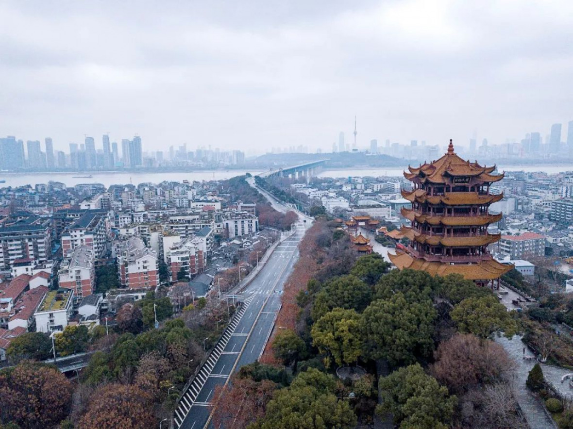 Wuhan-Huanghe-Turm und Changjian-Brücke